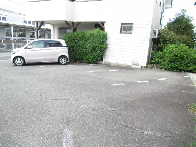 イーストハイツの駐車場