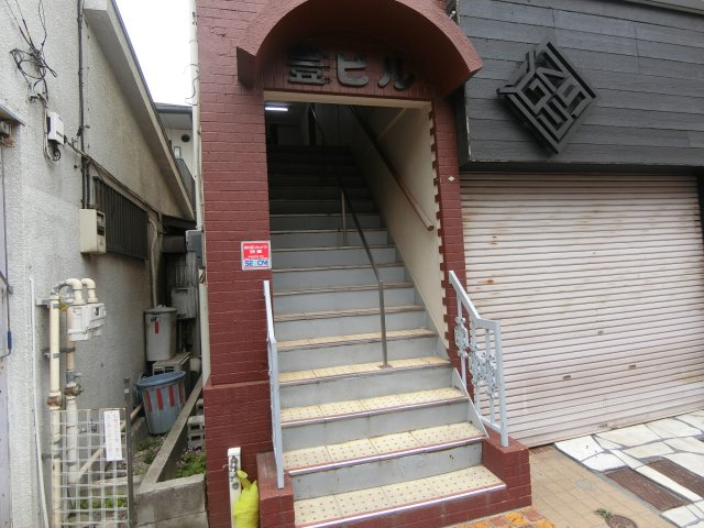 豊ビルのエントランス