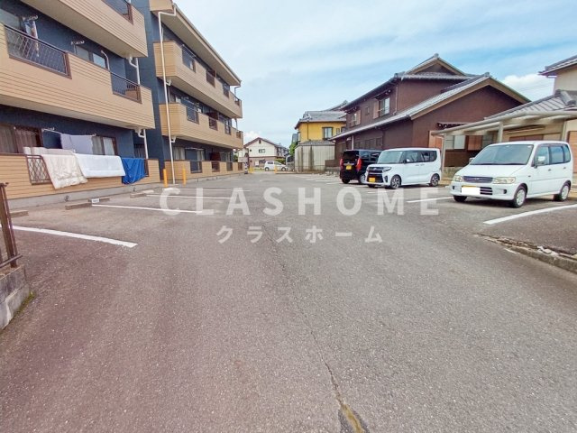 リバーサイド湯山の駐車場
