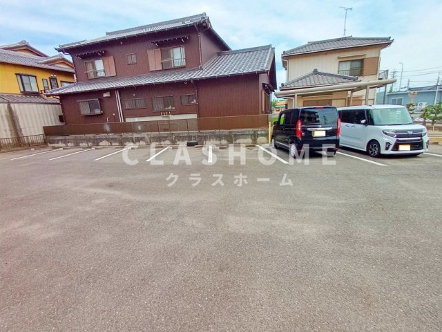 リバーサイド湯山の駐車場