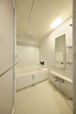 【浴室】 | 浴室テレビ付き！浴室乾燥暖房機で冬場はもちろん、雨の日の洗濯物も干せちゃいます！