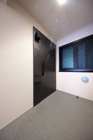 【玄関】 | アルコープ4.49㎡付！外部からの視線を遮る玄関前スペースになっております。