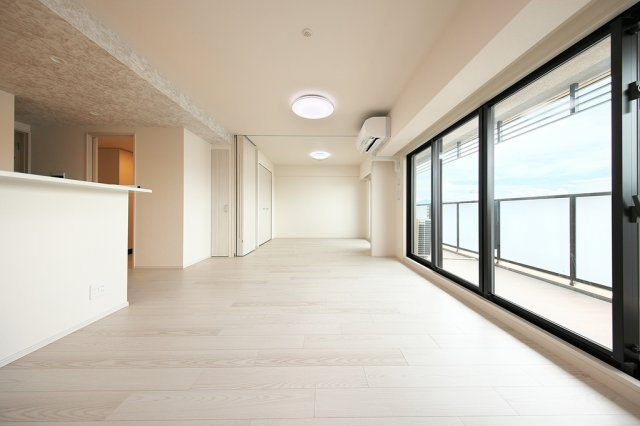 【居間・リビング】 | LDK床暖房付きで冬場の足元もぽかぽかです♪お部屋全体が暖かくなり快適ですね。