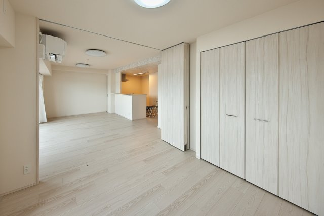 【洋室】 | 5.6帖の洋室はたっぷり収納できるクローゼットが！