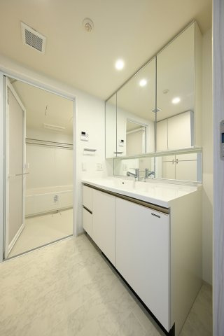 【独立洗面台】 | 三面鏡付き洗面化粧台で、身支度もバッチリですね♪