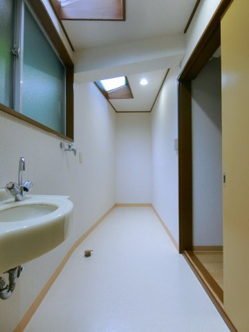 目黒区五本木２丁目の一戸建ての洗面所|難しい空間。使い方はお任せいたします。