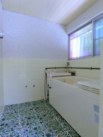 目黒区五本木２丁目の一戸建ての浴室|お風呂新品☆可愛い水玉タイル