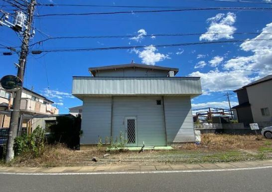 【中古】坂戸市善能寺中古住宅の前面道路含む現地写真|きれいな外観です
駐車スペース2台あり