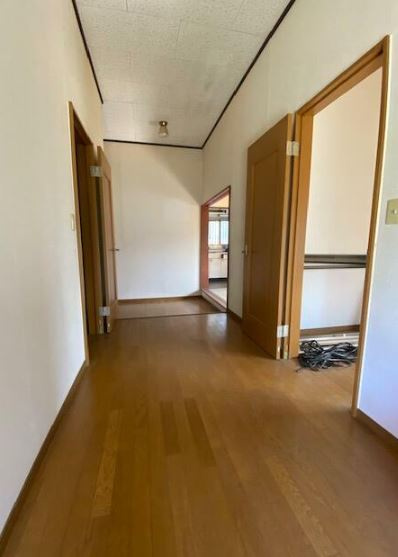 【中古】坂戸市善能寺中古住宅の玄関|収納もある玄関です