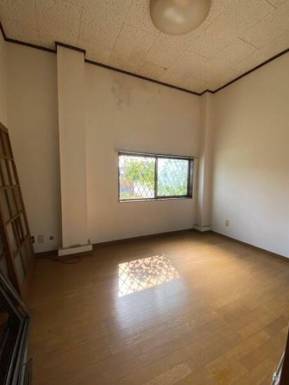 【中古】坂戸市善能寺中古住宅の洋室|落ち着いた色調の洋室です