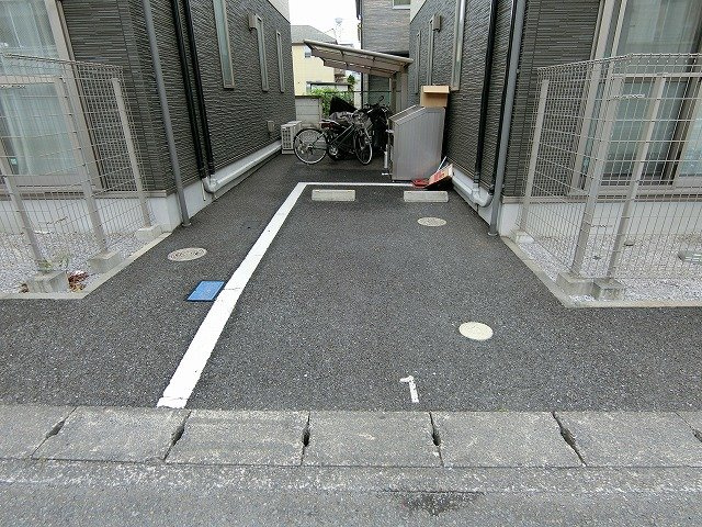 フォンターナ・プリートBの駐車場