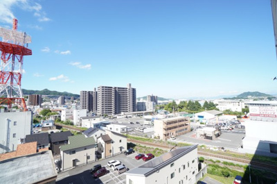 【展望】 | ヒューマンズシティ矢野（リノベ済） | 【四季を感じる】
四季の移ろい・爽やかな青空や風を感じられ
自然を愉しめるパノラマビュー。
毎日の暮らしに余裕を感じさせてくれる、
遮る物の無い開放的な眺望を是非、ご堪能ください。