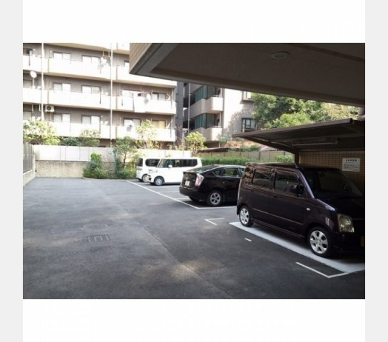 パレステージ福生の駐車場