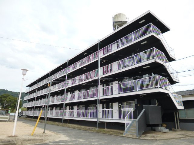 倉敷市真備町川辺の賃貸マンションの外観