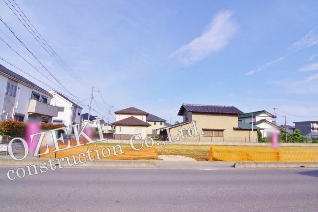 越谷市三野宮新築4棟現場　3台駐車可能の外観