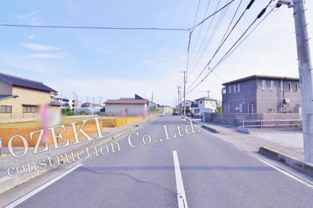 越谷市三野宮新築4棟現場　3台駐車可能の外観