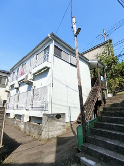 【外観】 | 小田急線「新百合ヶ丘」駅徒歩圏内の2階建てアパート！コンビニが近くて便利な住環境です☆