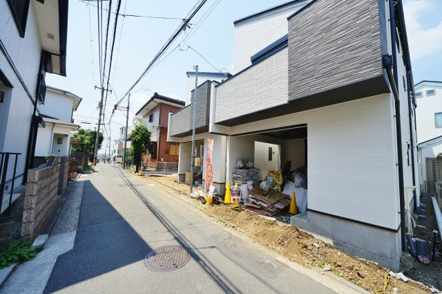 全棟ＬＤＫ１７帖以上♪桜ケ丘２丁目の全３棟新築戸建て！の前面道路含む現地写真