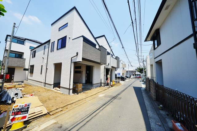 全棟ＬＤＫ１７帖以上♪桜ケ丘２丁目の全３棟新築戸建て！の前面道路含む現地写真