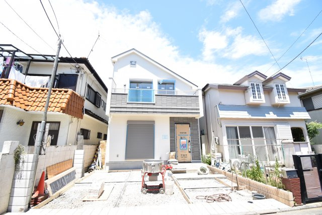 【外観】 | 南向きの明るい新邸　広々並列２台のカースペース | 南向きの明るい新邸　並列２台のカースペース付