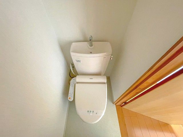 竹島町貸家のトイレ|落ち着いた色調のトイレです