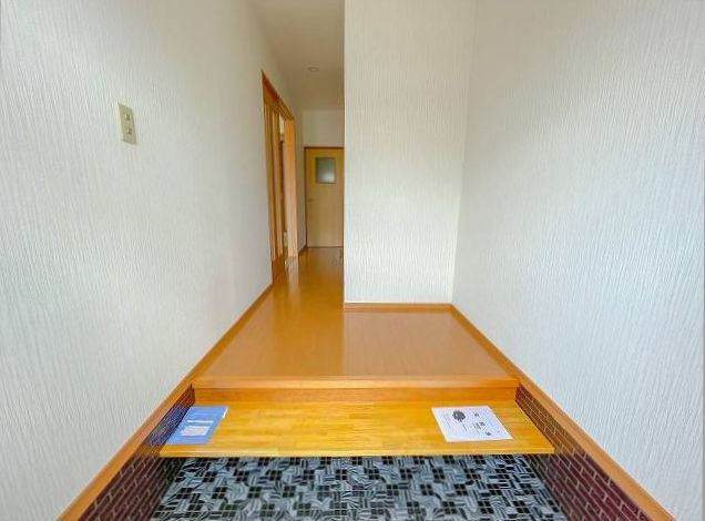 竹島町貸家の玄関|明るい玄関です