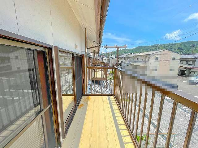 竹島町貸家のバルコニー|バルコニーからの眺めを楽しみながら食事をしませんか