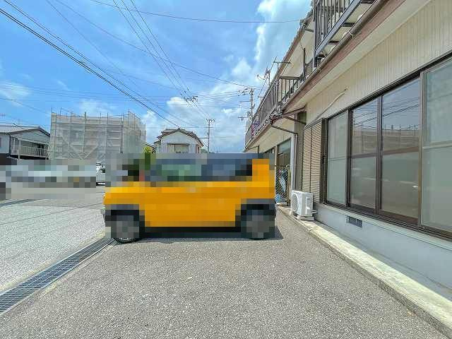 竹島町貸家の駐車場|駐車場に車を止められます