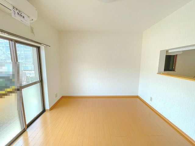 竹島町貸家の居間・リビング|こちらのリビングで趣味の時間をお楽しみください