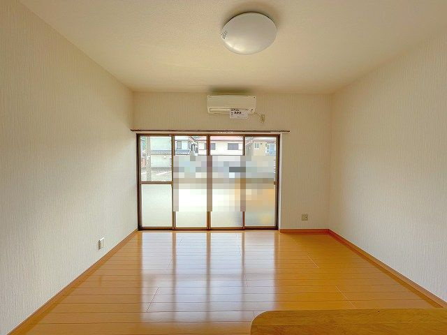 竹島町貸家の居間・リビング|ゆったりとした居間です