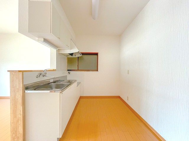 竹島町貸家の内装|明るい色調の室内です