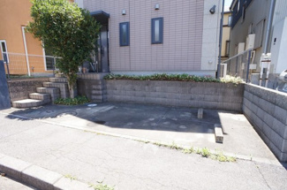 【駐車場】 | 駐車場は1台完備です。ワンボックスカーも停められました。