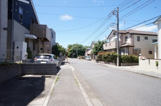【前面道路含む現地写真】 | 前面道路は幅員9メートルあります。歩道もきちんと整備されておりますので駅や学校まで歩きやすいです。車の通りもとても少ないです。