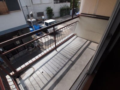 【バルコニー】 | 南本町２丁目戸建て | 洗濯機も設置できるすごい広いバルコニーですよ