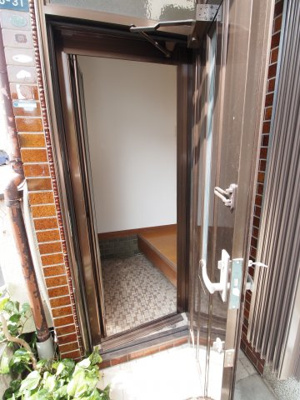 【玄関】 | 南本町２丁目戸建て | 収納もある玄関です