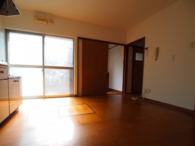 【居間・リビング】 | 南本町２丁目戸建て | ゆったり過ごせるリビングです