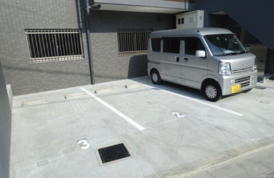 レーヴメゾン羽衣の駐車場