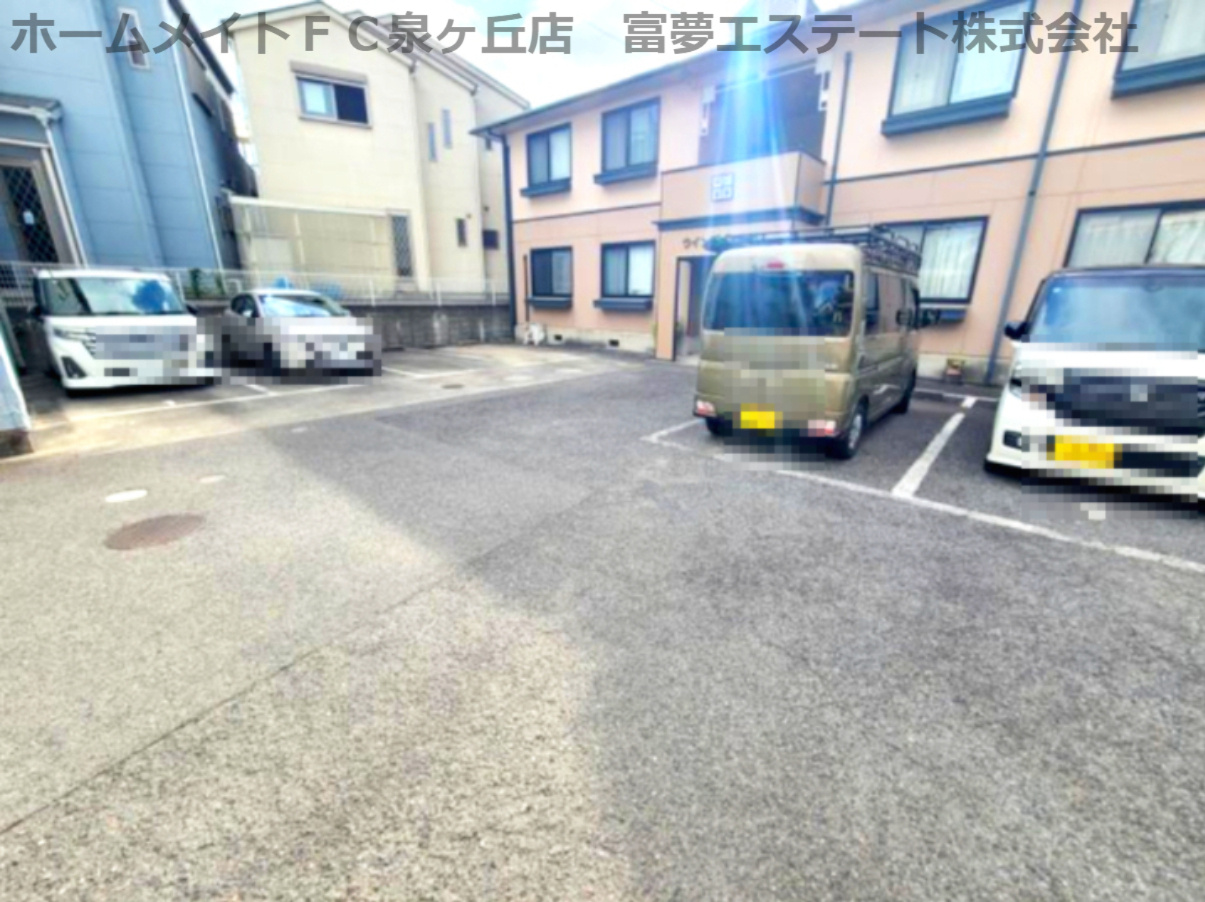 ウィンディア草部の駐車場