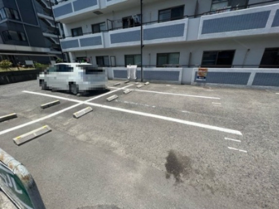 フローリア川西の駐車場