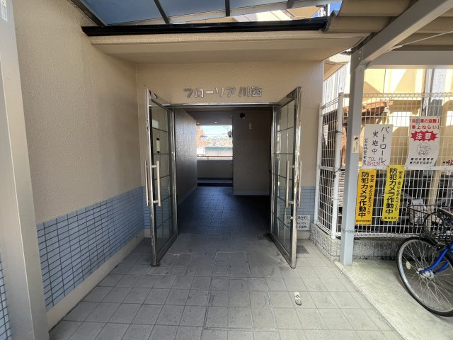 フローリア川西のエントランス