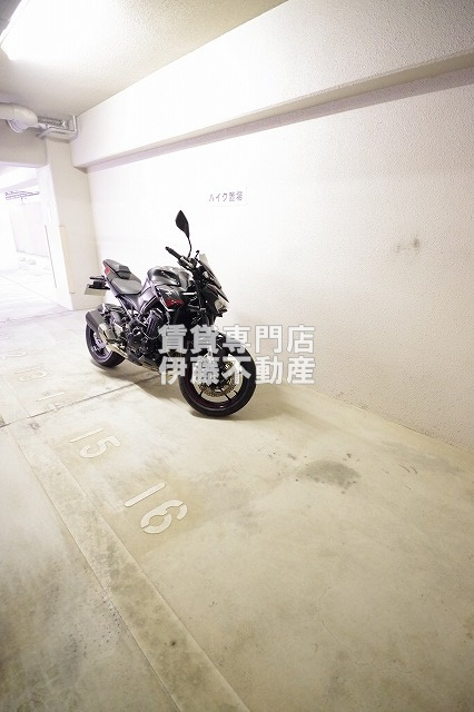 エーリス庄内の駐車場