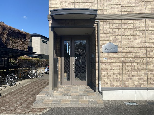 ルピナスA棟のエントランス