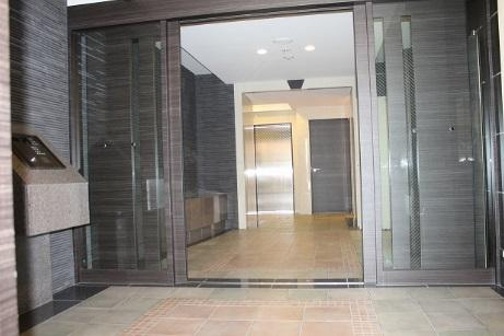 クリスタルブライト谷町　BRAVI不動産のエントランス|【クリスタルブライト谷町】毎日通るエントランスはこのようになっています