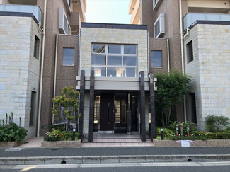 【エントランス】 | 玄関口はシンプルながら優美な雰囲気を醸し出し、お住まいの方を心地よくお迎えします♪