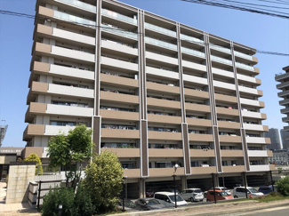 【外観】 | 貝塚線名島駅まで徒歩3分の好立地。学校も近く、マンション横に公園があるので子育て中のご家庭におすすめです！ 3号線が近いので車での移動も便利です