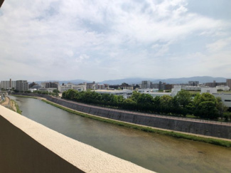 【展望】 | バルコニーからは御笠川のゆったりとした流れを望むのどかな景色を楽しむことができます
