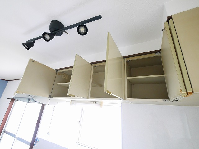俵口町戸建（721-4）のキッチン|上部に収納もあります