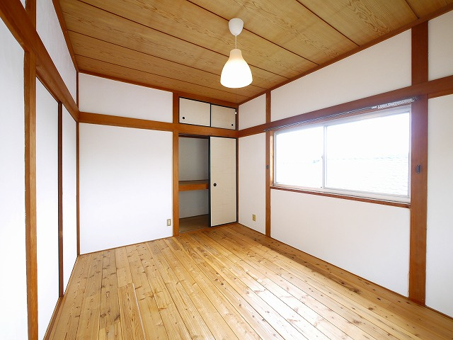 俵口町戸建（721-4）の洋室|収納もある洋室です