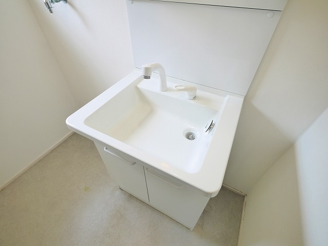 俵口町戸建（721-4）の独立洗面台|独立洗面台、小物を置くことができて便利です