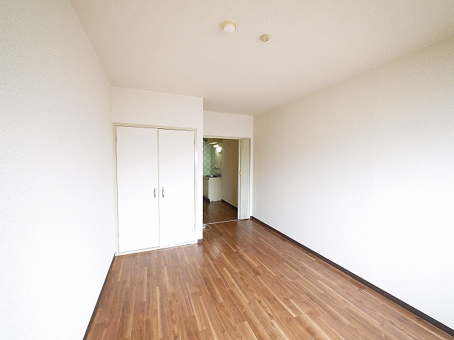 パインハイツ桜井の居間・リビング|ゆったりとした居間です